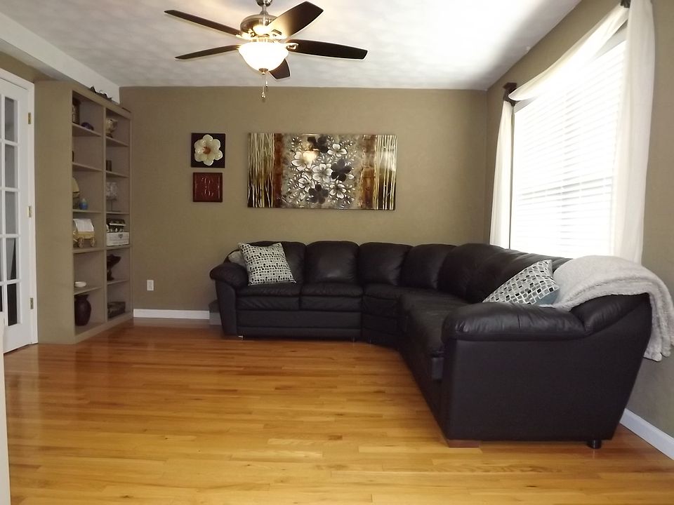 LR w/HW Flrs, Ceiling Fan