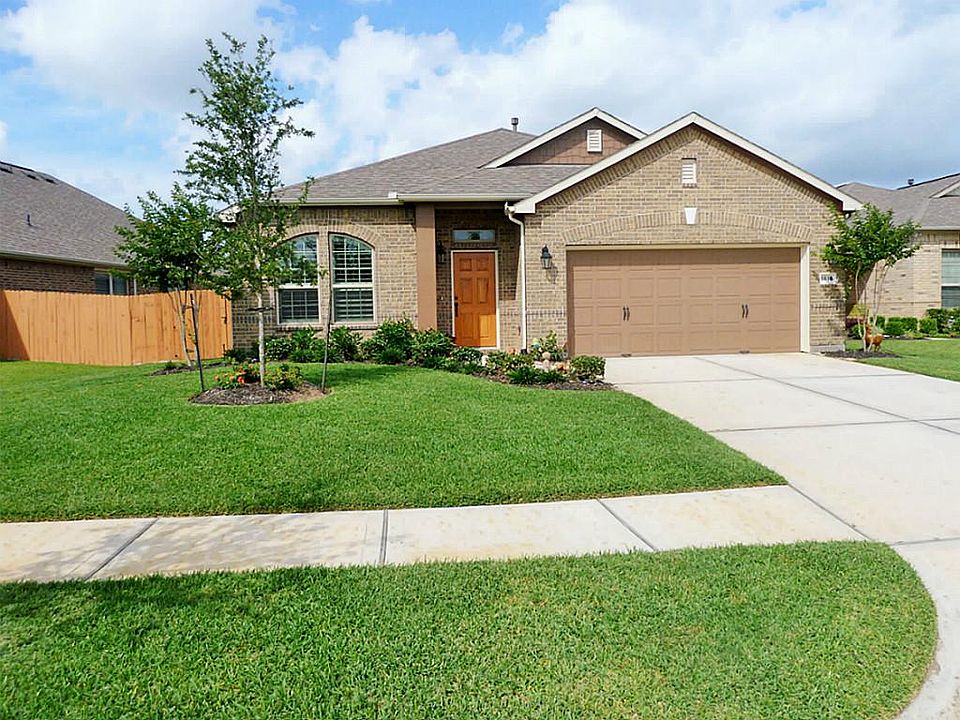 Very well manicured yard, which is taken care of by the HOA as part of the dues paid.