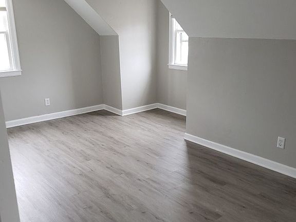 5th image of 331 Sandhurst Dr