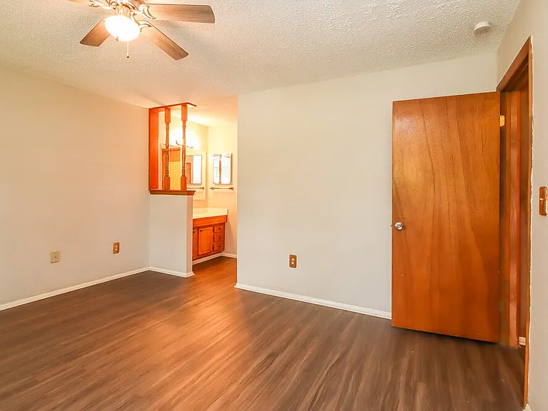 901 Westmont Dr — Photo 10