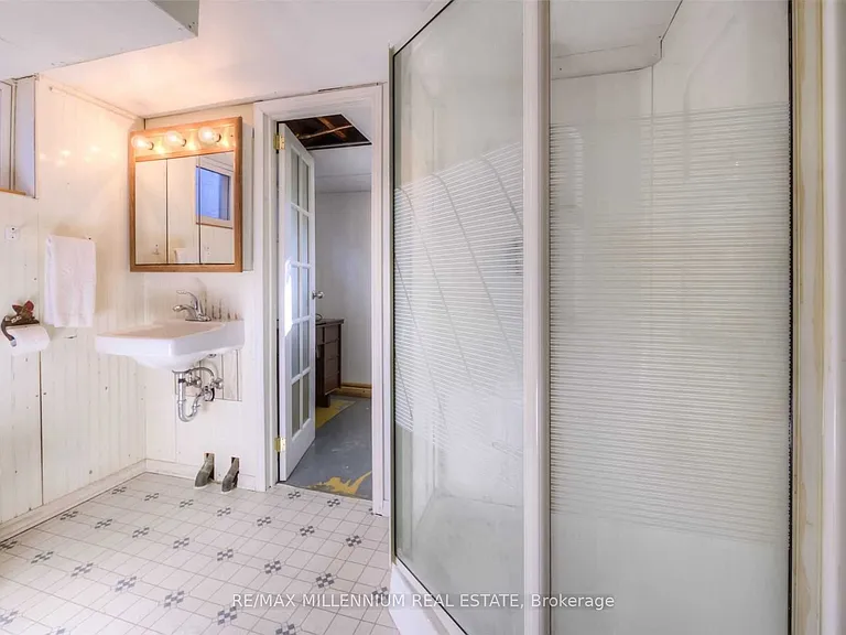 135 Byron Ave — Photo 8