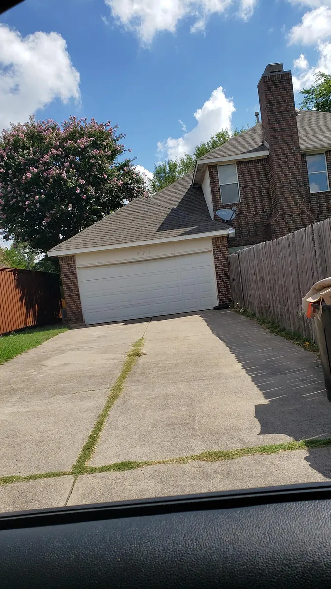 Building Photo - 870 Raintree Ln