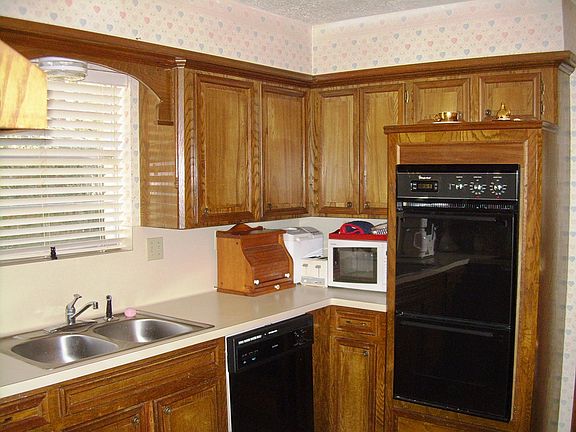 Kitchen w/Double Oven, Pantry