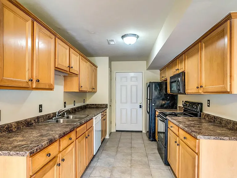 578 Hampton Way #A — Photo 5