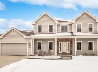 W60N1010 Glenwood Dr, Cedarburg, WI 53012