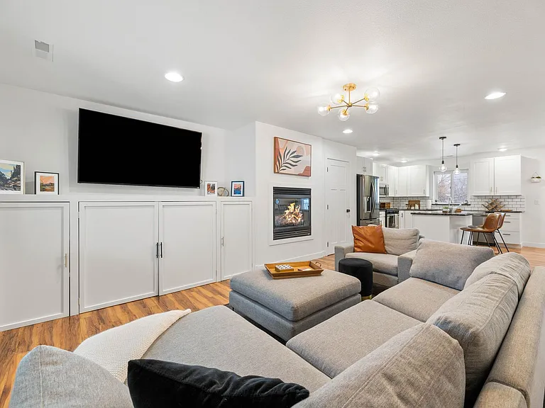 327 State St — Photo 2