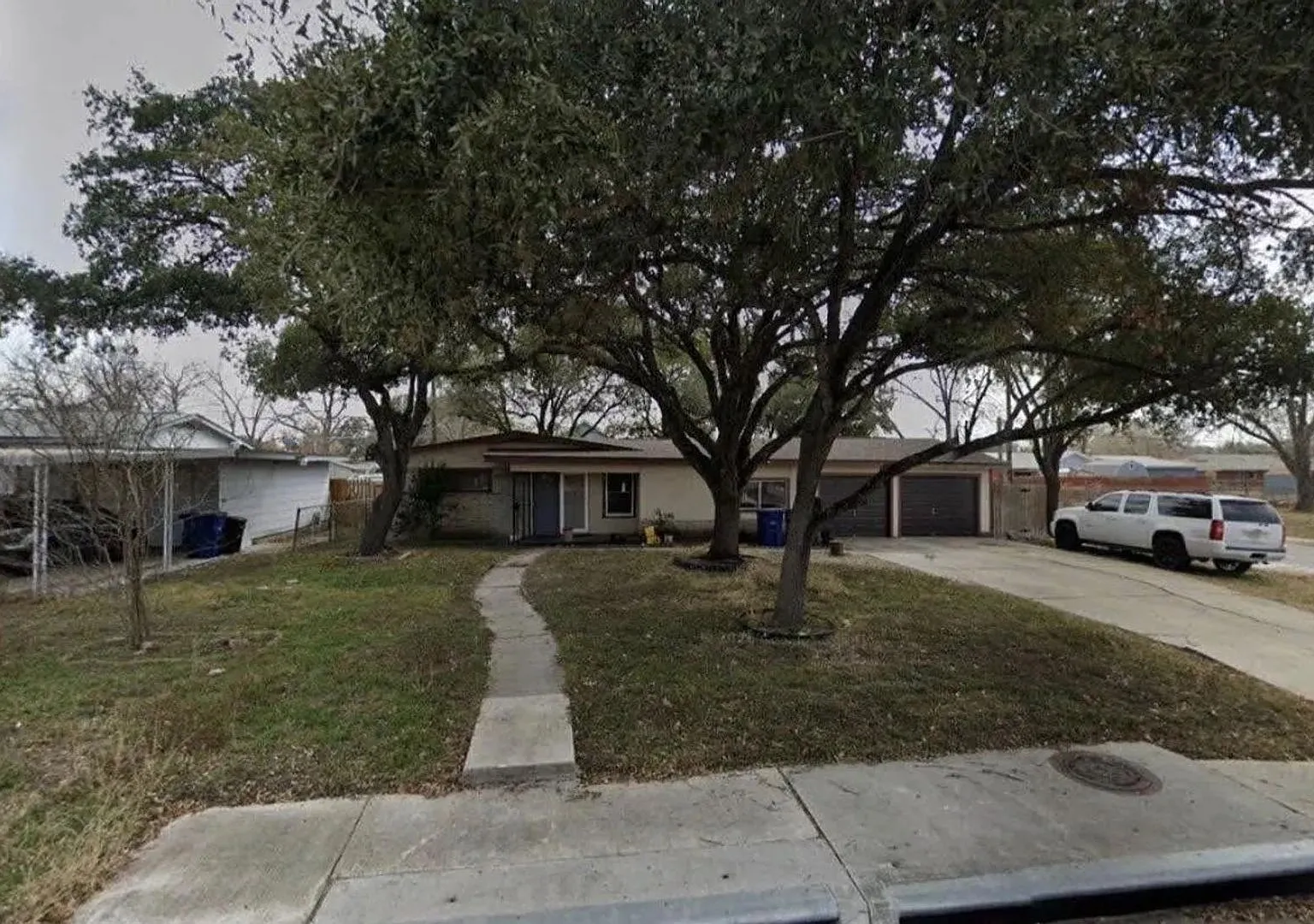 Room in 4 Bedroom Home in San Antonio — Photo 1