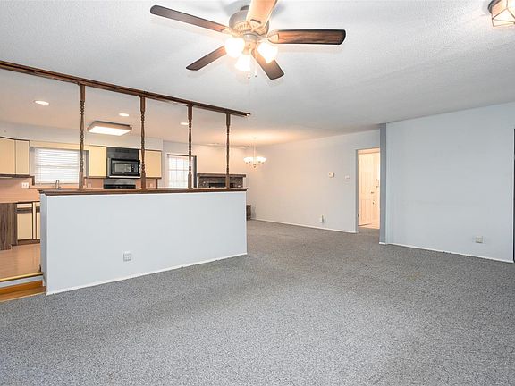 5th image of 985 Thompson Dr