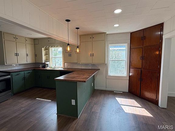 5th image of 1308 E Oak St