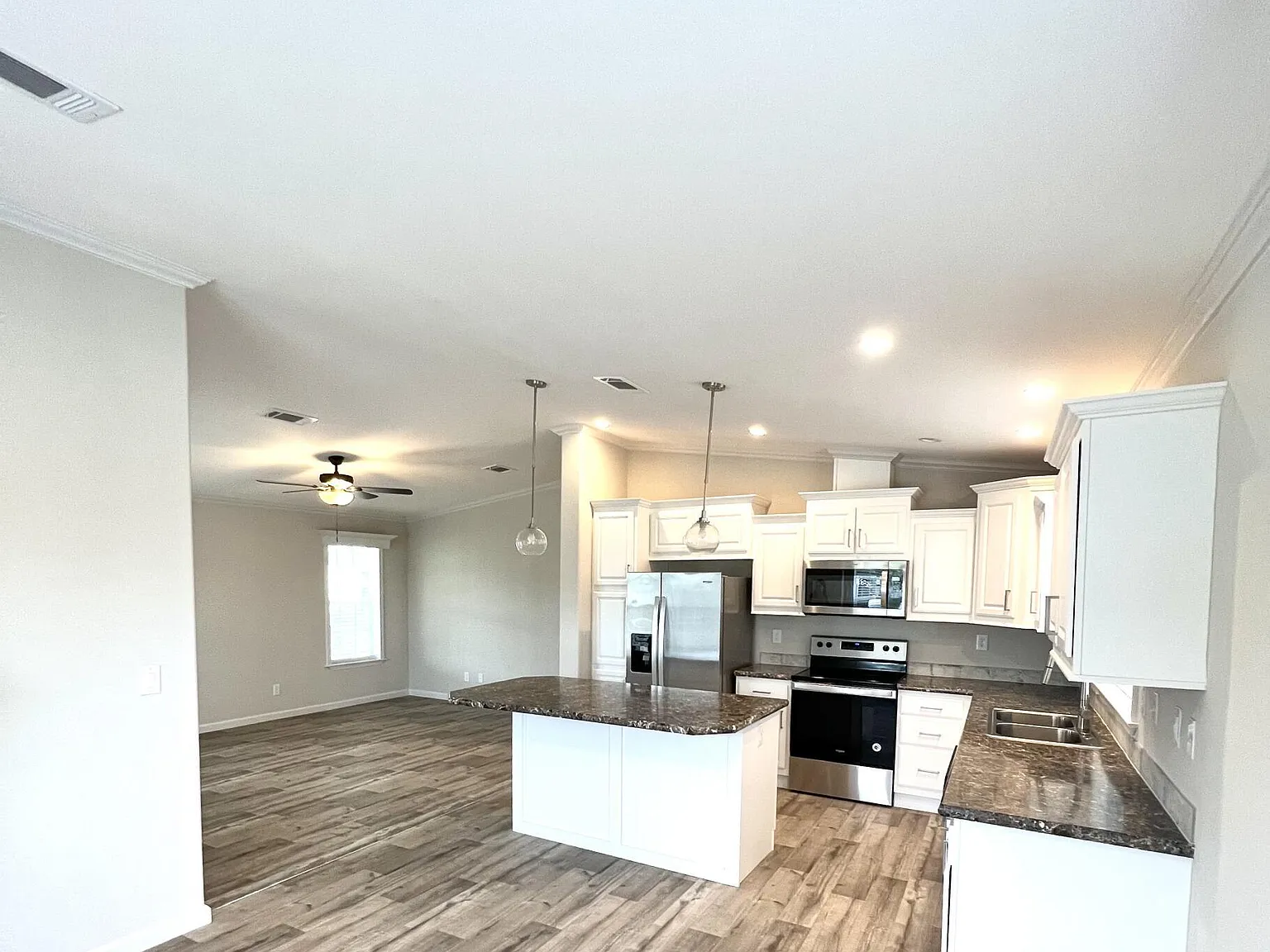 3 bed, 2.0 bath, 1372 sqft, $1,950 — Photo 1