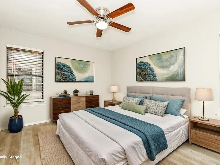721 Oak Grove Ln — Photo 11