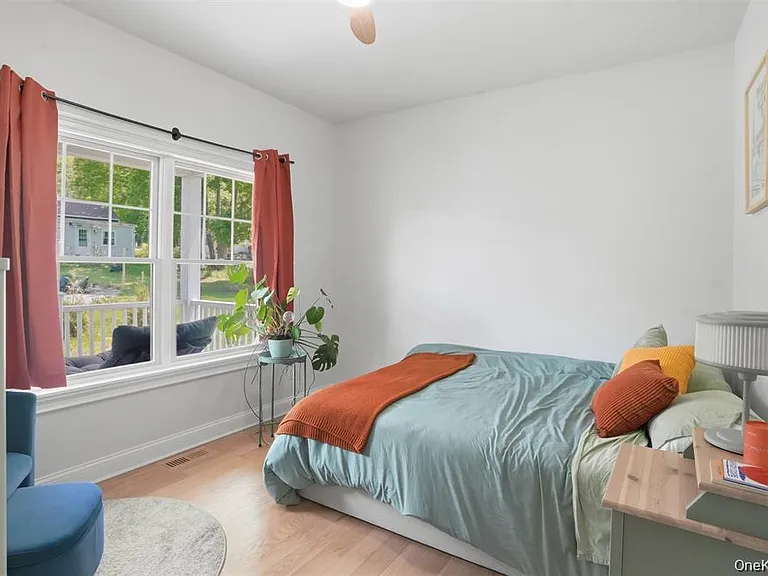 33 Howland Ave — Photo 13