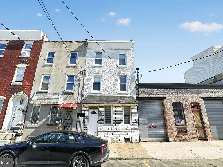 2623 Emerald St — Photo 2