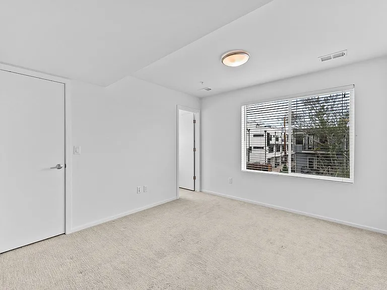 1711 Hooker St #6 — Photo 11