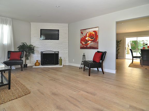 4th image of 23915 Kittridge St