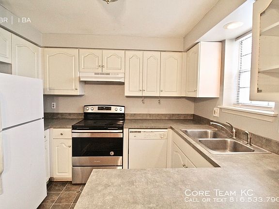 4th image of 210 E 43rd St #2B