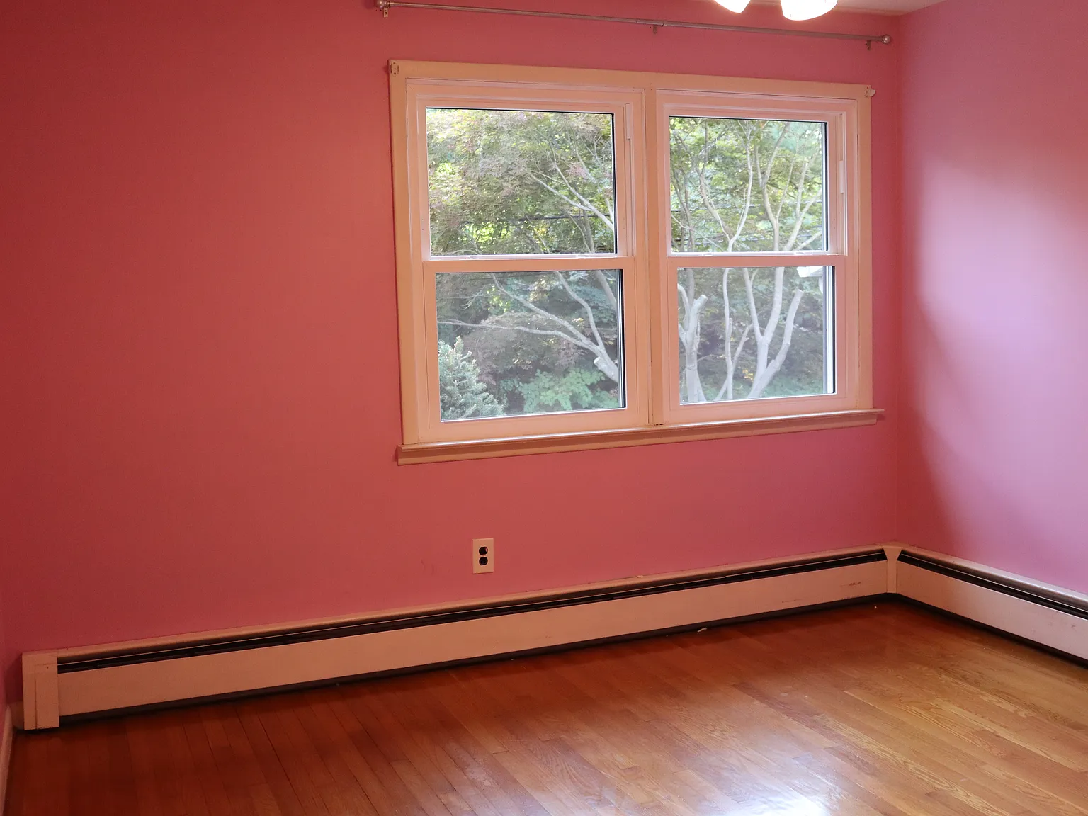 3 bed, 1.5 bath, 1036 sqft, $3,200 — Photo 3