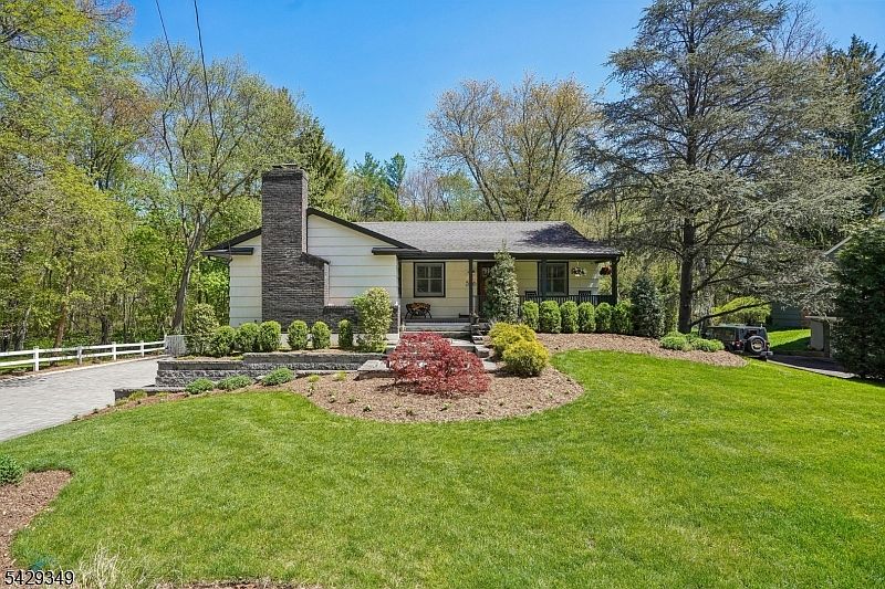 1st image of 586 Sparrowbush Rd