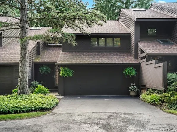 92 Breezewood Cmn, East Amherst, NY 14051