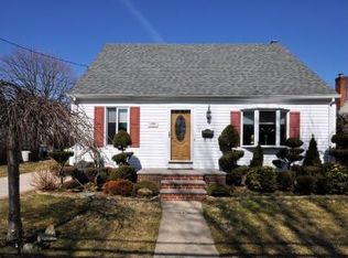 1529 Falmouth Ave, New Hyde Park, NY 11040