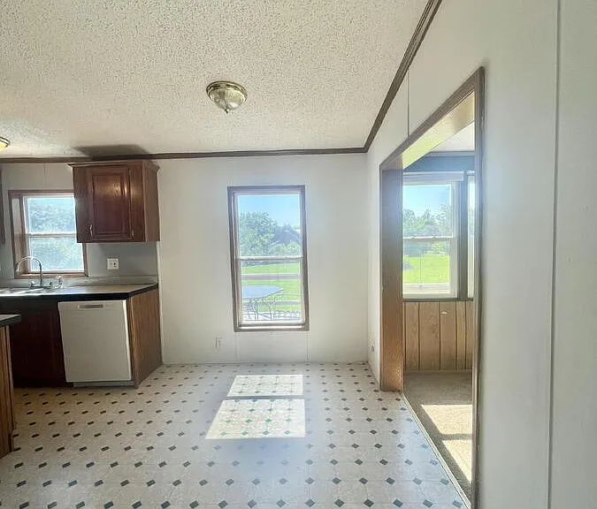 223 Bradford Ln — Photo 17