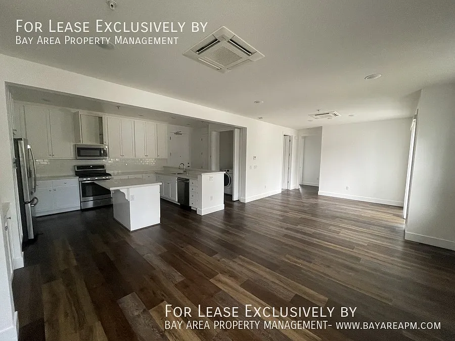 Modern 2 BR/2 BA Top-floor Unit, blocks from the Ocean! — Photo 3