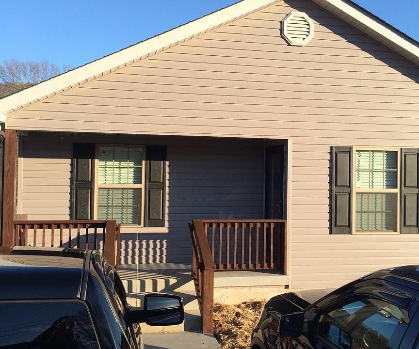 1st image of 136 S Moss Ave