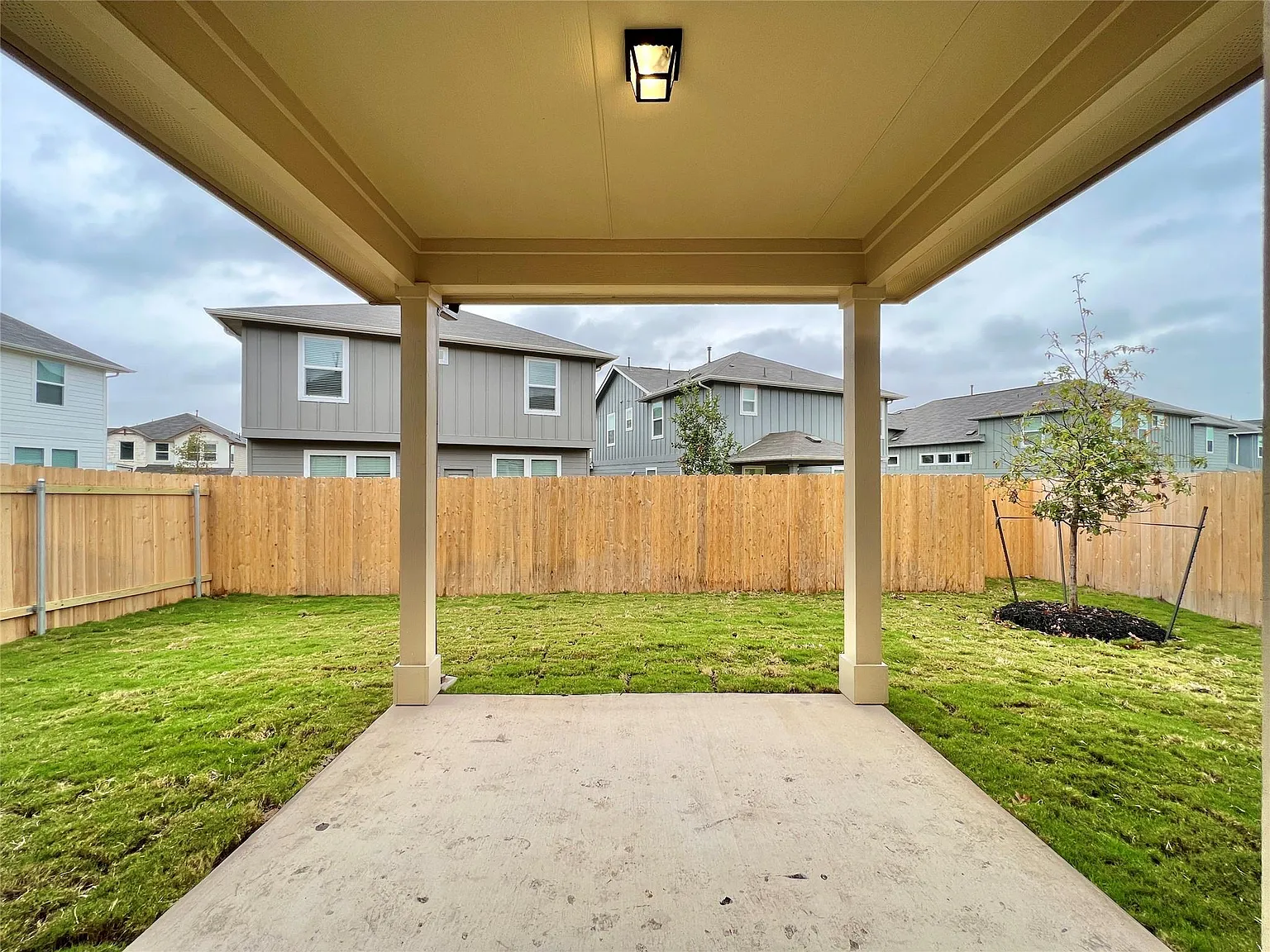 4 bed, 2.5 bath, 2253 sqft, $2,300 — Photo 3