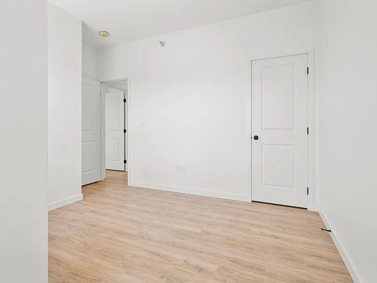 895 W 8th St — Photo 28