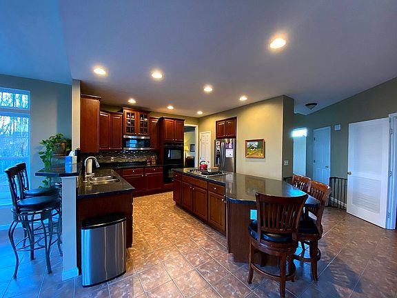 4th image of 16291 Selby Cir
