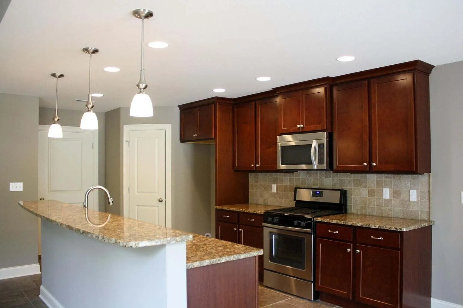 3 bed, 2.0 bath, 1700 sqft, $2,150 — Photo 4