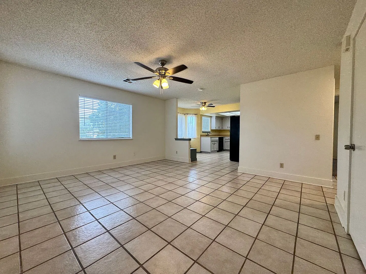 Ready Now! 3 Bedrooms - 2 Bathrooms With Fenced Backyard — Photo 2
