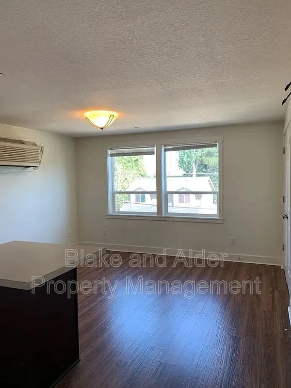 2 bed, 1.0 bath, 655 sqft, $1,595 — Photo 2