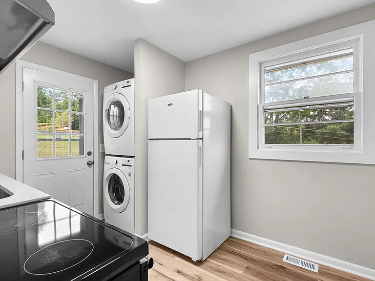 895 W Sharpe Ave #B — Photo 12