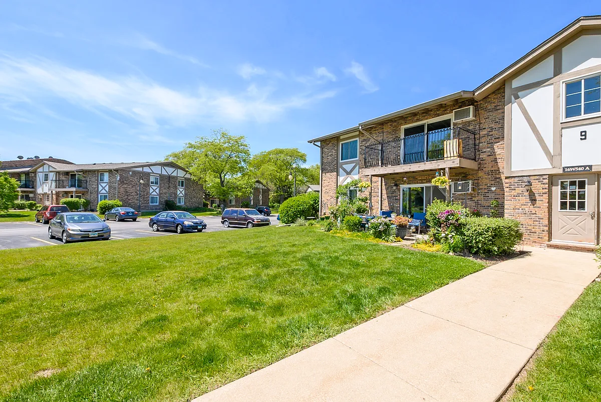Building Photo - 16W540 Lake Dr #9A-201