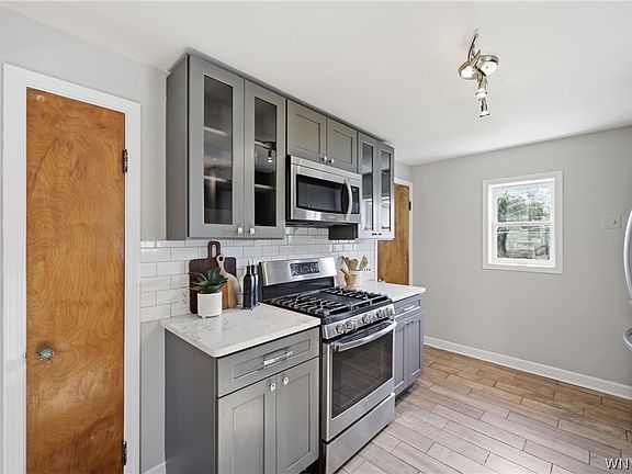 5th image of 85 Emerson Dr