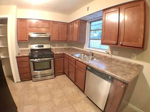 3rd image of 2818 N Easton Pl