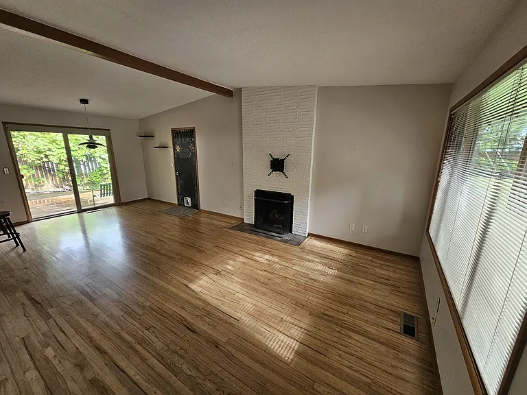 690 SW 130th Ave — Photo 4