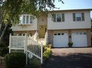 545 Redfern Ln, Bethlehem, PA 18017
