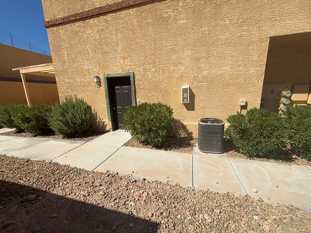 3 bed, 2.5 bath, 1300 sqft, $1,650 — Photo 3