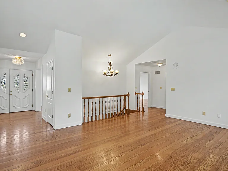 102 Lexington Ln — Photo 7