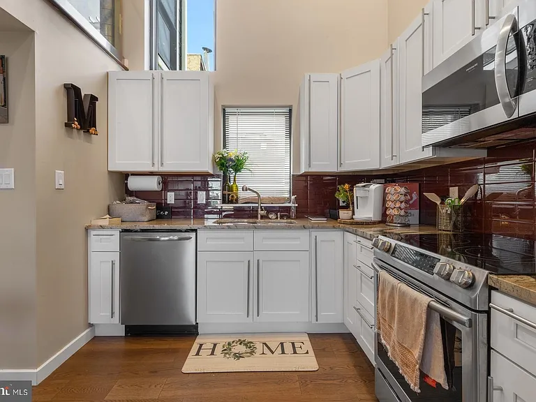 1142 Crease St #2L — Photo 3