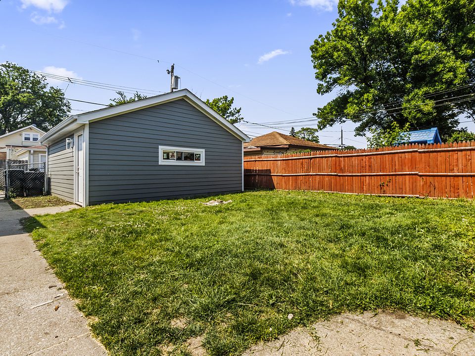 2nd image of 6155 W Cornelia Ave