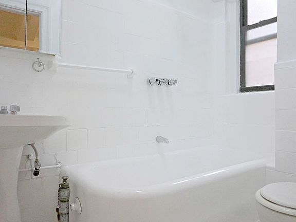 4th image of 151 W 74th St #2RB