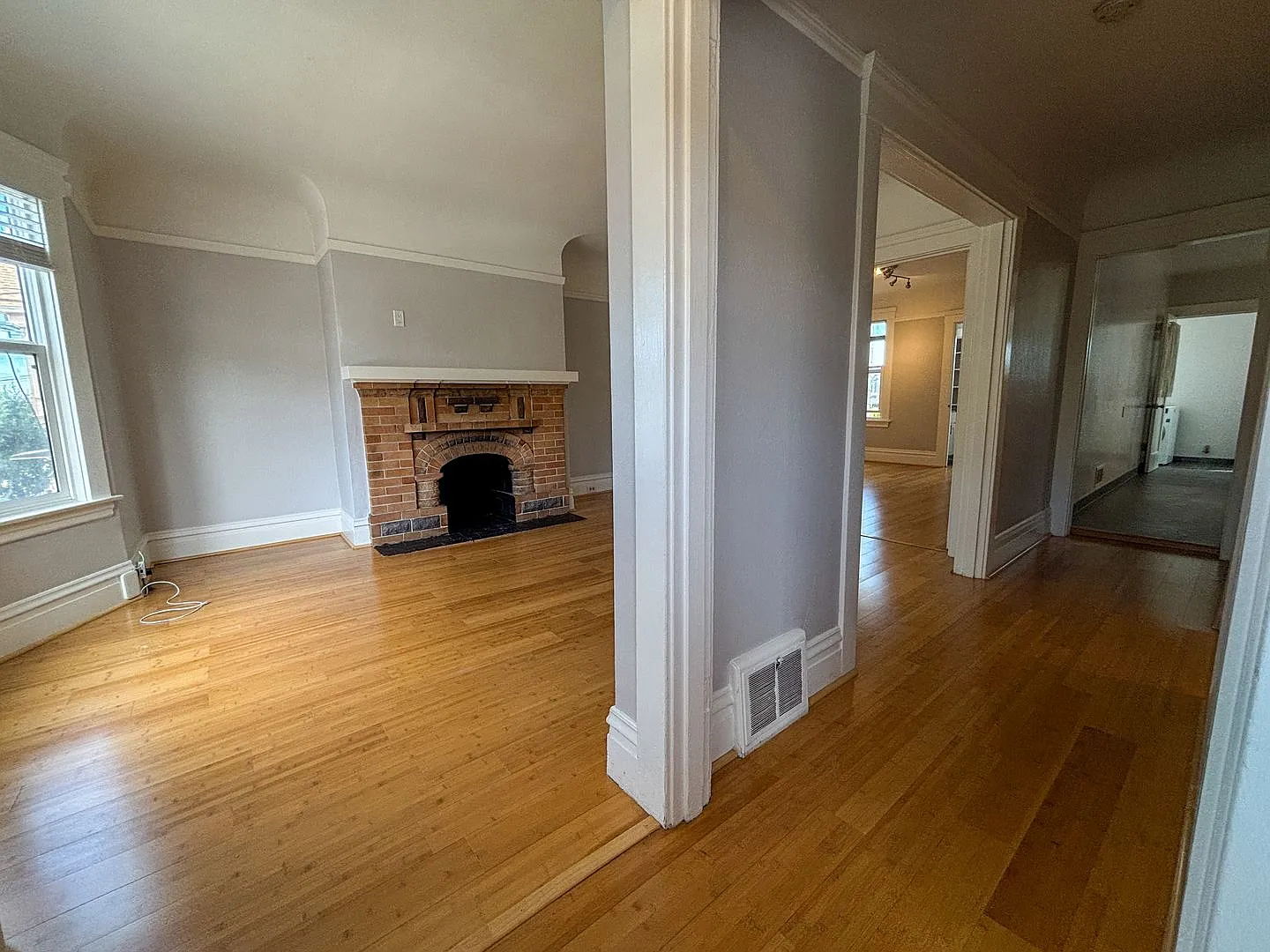 2 Bed 1.5 Bath in Sunnyside with laundry and garage — Photo 4