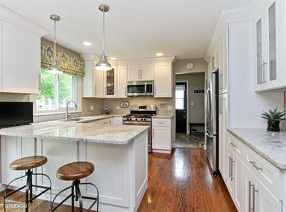 5th image of 717 N Carlyle Ln