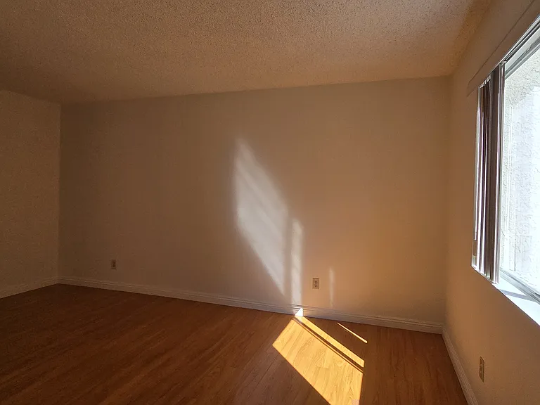 1049 Linden Ave #7 — Photo 6