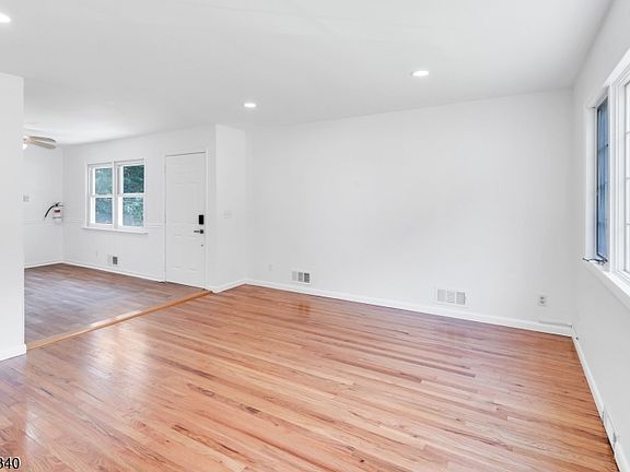 5th image of 80 White Meadow Rd