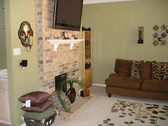5th image of 933 Azalia Dr