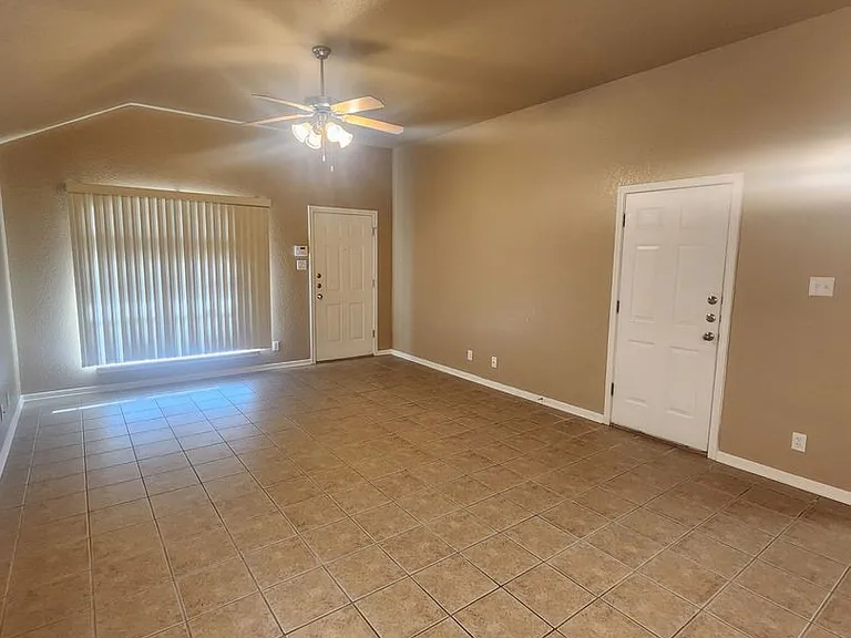 4805B Heather Ln — Photo 3
